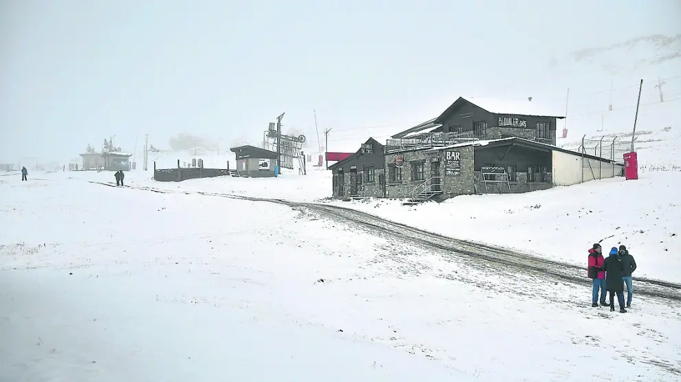 Primeros turistas de la temporada este sábado en la estación de esquí de Candanchú.