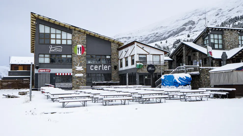 Nieve en la estación de Aramón Cerler, este lunes.