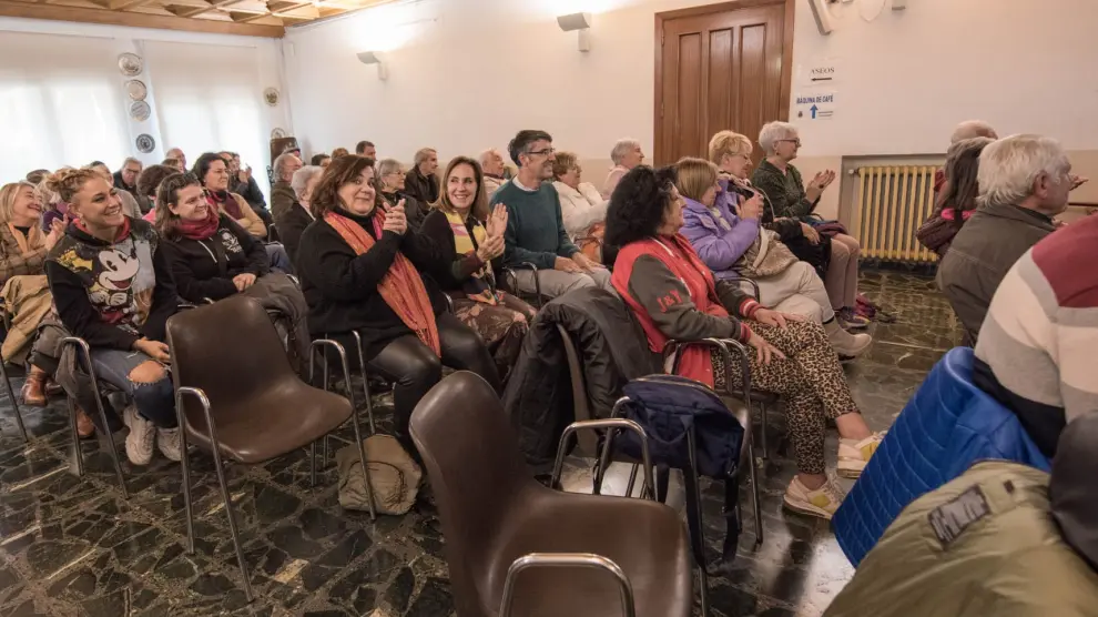 Público que se congregó en el salón de actos del Ayuntamiento de Ayerbe para seguir la charla.