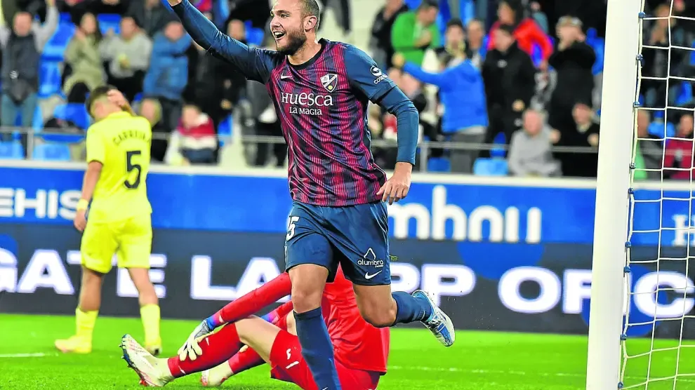 Blasco celebra el tanto ante el Villarreal B en el último partido del Huesca en casa.