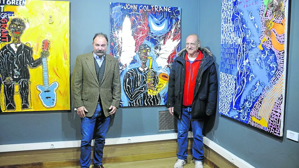 El coronel Francisco Rubio y el artista Antonio Escusol, junto a varias obras.