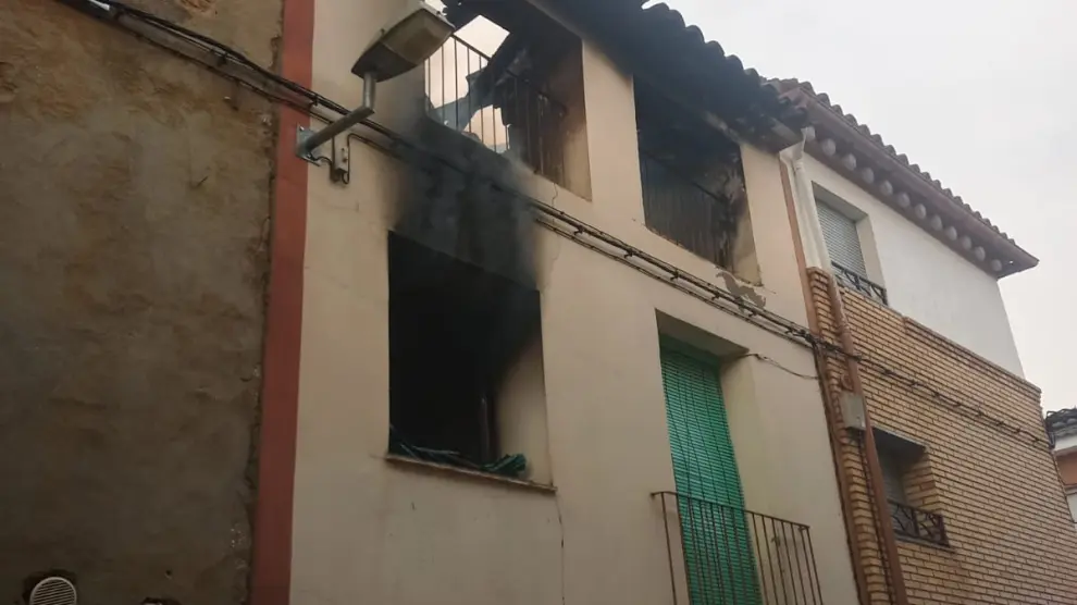 Imagen de la vivienda afectada por el incendio en la tarde de este sábado en Alcampell.