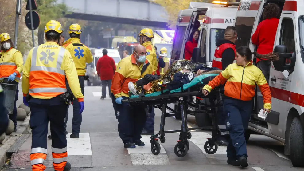 Personal sanitario y de seguridad atendiendo a los heridos tras la colisión de dos trenes de la línea R4.
