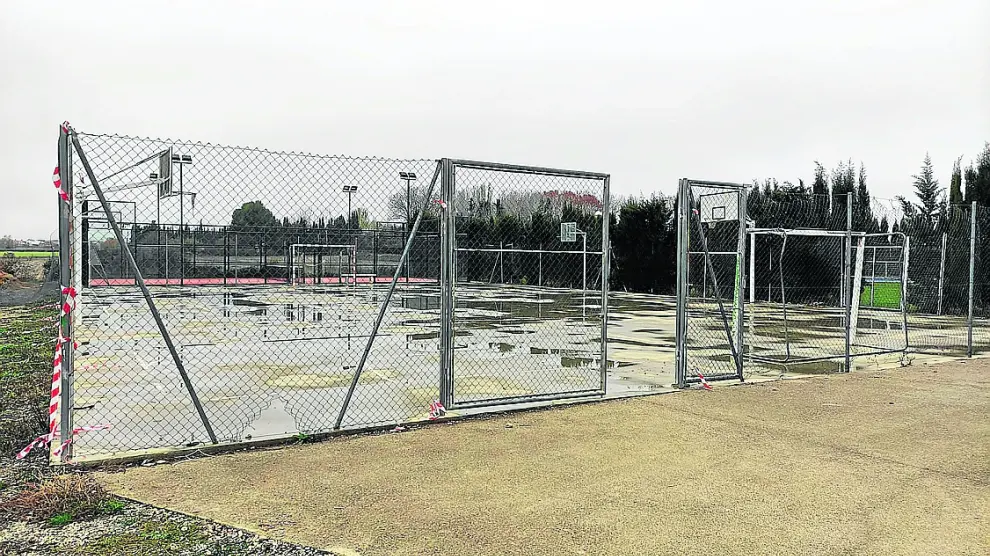 Pistas de baloncesto y fútbol en Yéqueda que se cubrirán con un pabellón polideportivo.
