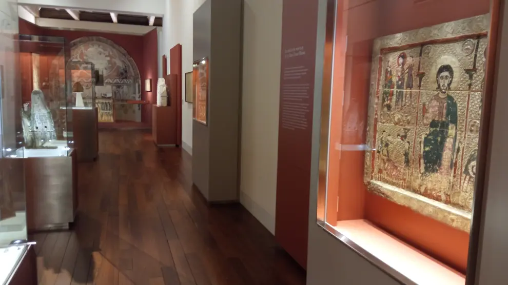 Frontal de San Vicente, de Treserra, a la derecha, en el Museo Diocesano de Barbastro-Monzón.