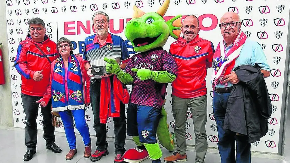 Socios de la Peña Karpy, que se fundó hace dos años, siguen al Huesca en los partidos que juegan en el Alcoraz.
