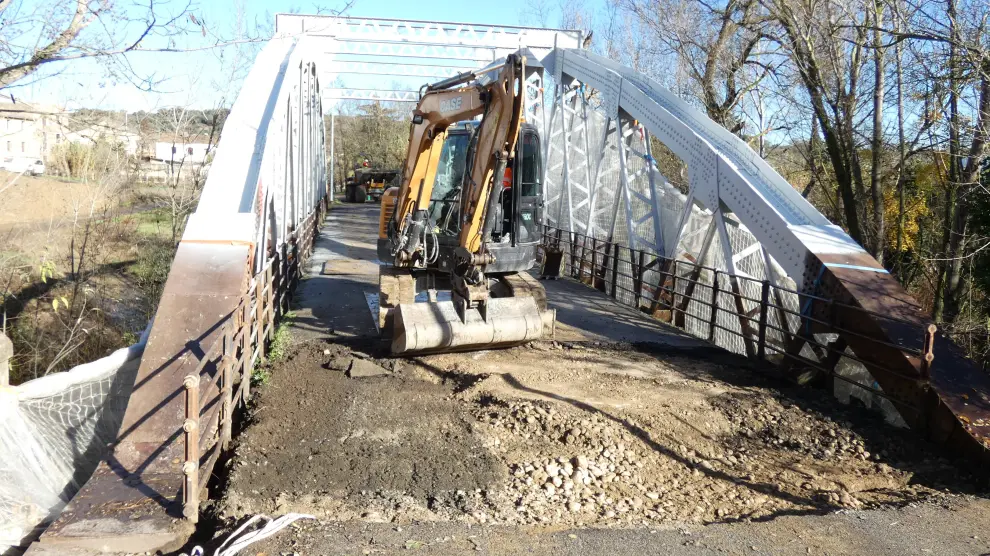 Trabajos de rehabilitación del puente de hierro sobre el río Vero.