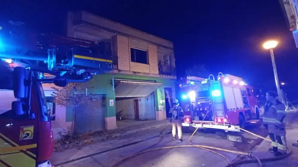 Actuación de los bomberos de Monzón, en la vivienda afectada por el incendio.