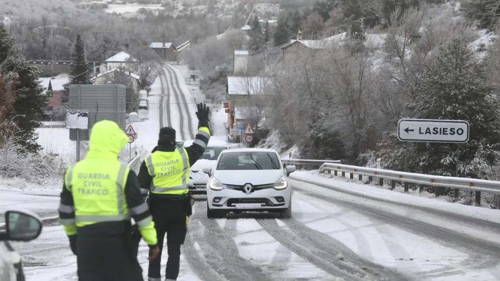 Control de tráfico de la Guardia Civil durante un temporal de nieve en la provincia.
