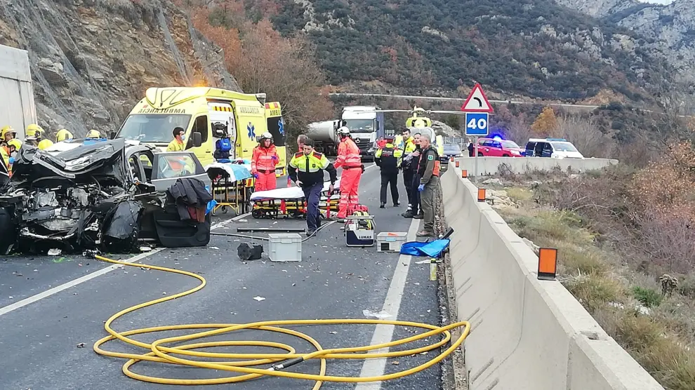 Los equipos de emergencia durante su actuación en el lugar del accidente.