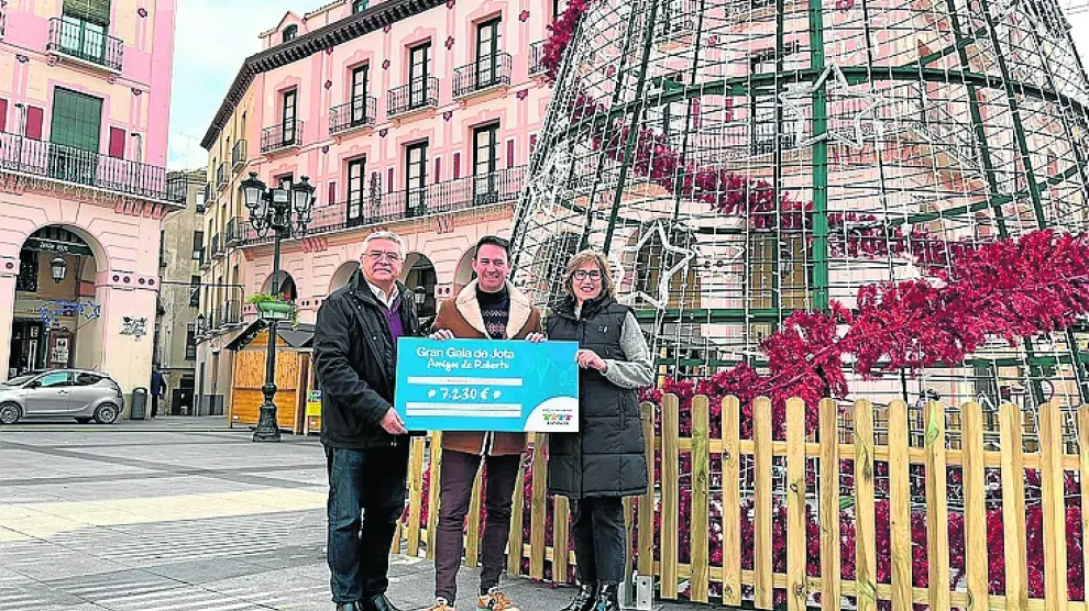 Juan Carlos Acín, Roberto Ciria y María José Labarta posaron con el cheque ayer por la mañana.