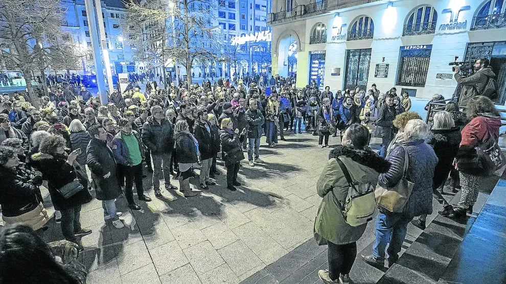 Concentración popular en la plaza España de Zaragoza en contra del crimen machista del lunes.