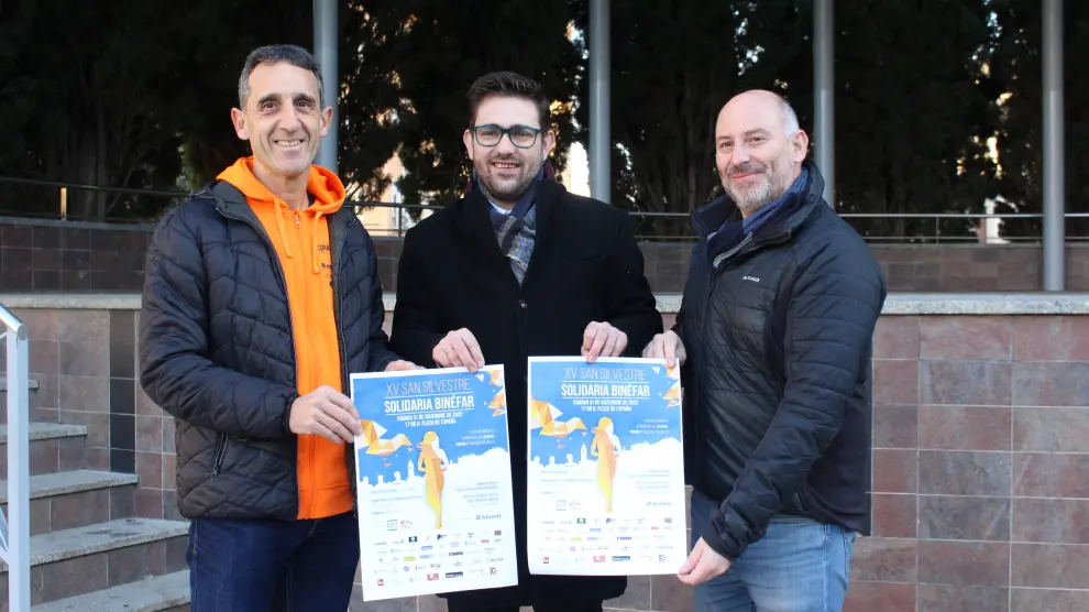 Carlos Oriach (izda), Carlos Vela y Juan Carlos García en plaza de España, desde donde partirá la carrera.