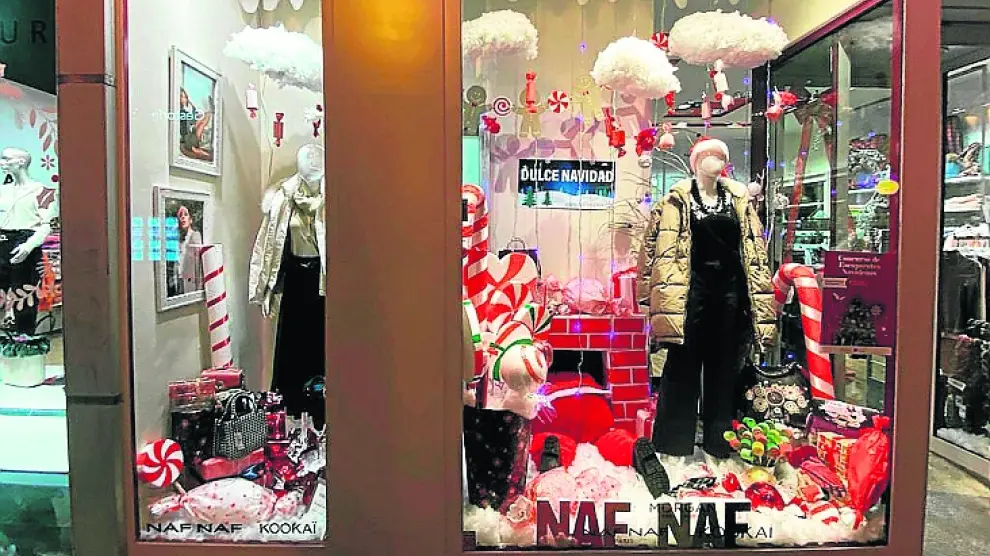 Escaparate navideño que luce el comercio ganador del certamen, la tienda Naf Naf.