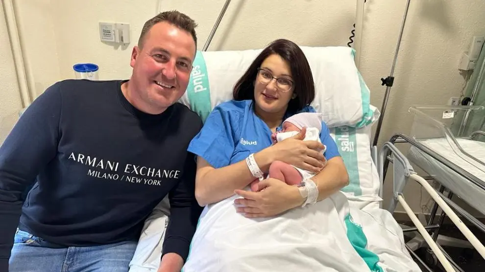 Agustín Ramos y Susana Arenaz, junto a su hija Ainara, el primer bebé del año 2023 que ha nacido en el hospital de Teruel a la 01:54.