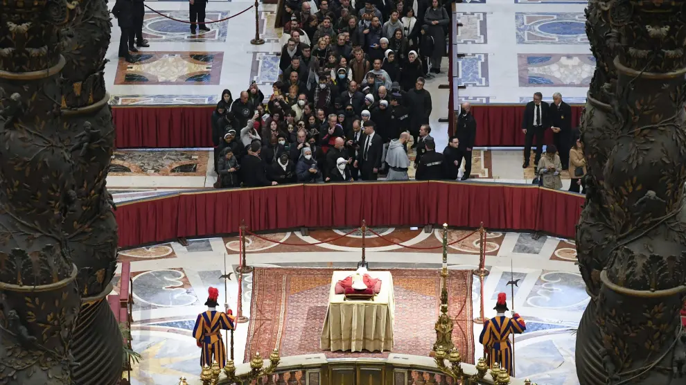 Este lunes se ha abierto la capilla ardiente de Benedicto XVI en la basílica de San Pedro.