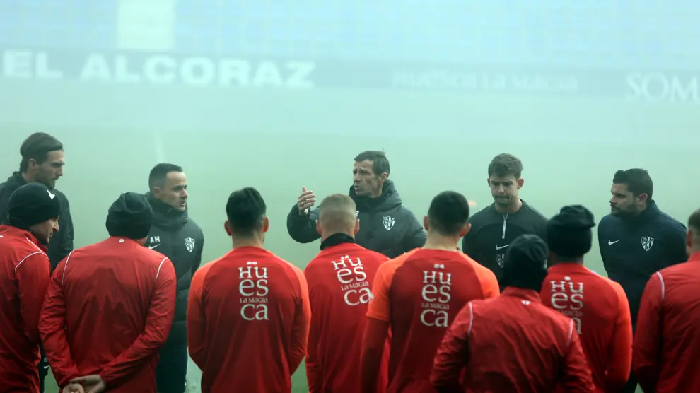 Ziganda habla con los jugadores en el entrenamiento del jueves en El Alcoraz