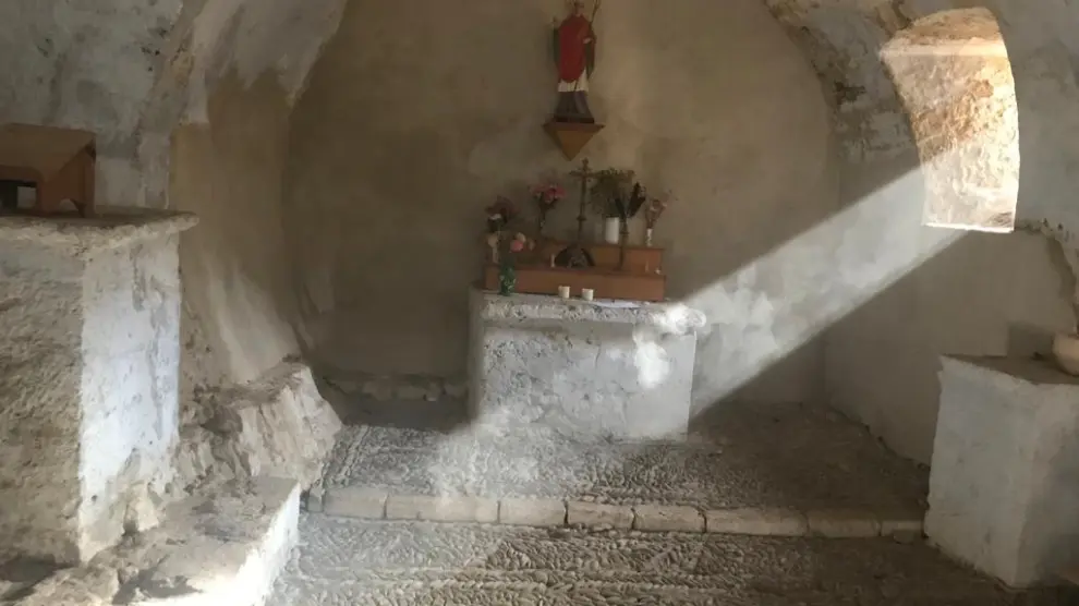 Haz de luz que entra por una ventana de la ermita de San Martín y va a parar al altar lateral.