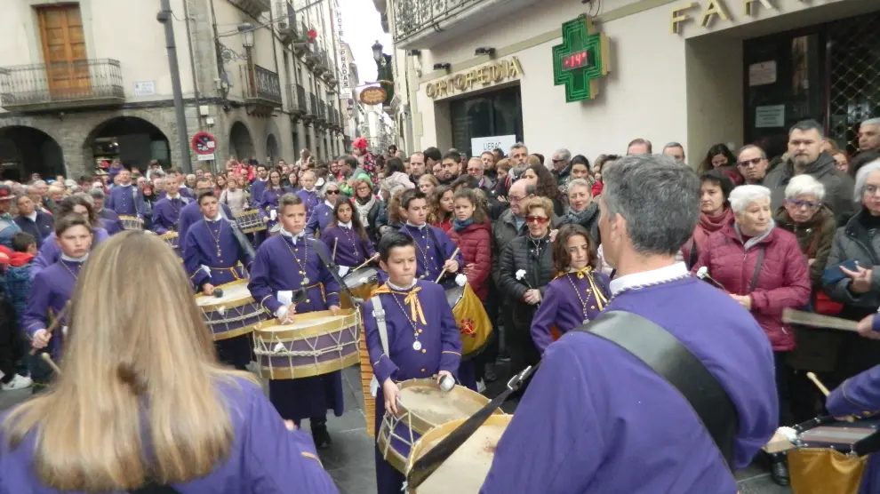 Banda de la cofradía de Jesús Nazareno durante su toque a las puertas de la Catedral de Jaca, en la Semana Santa del 2019.