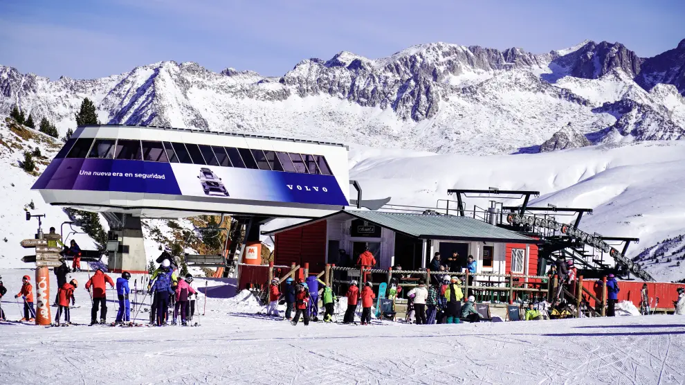 Un grupo de esquiadores disfruta de la nieve en Aramón Cerler esta semana en la zona de Colladeta.