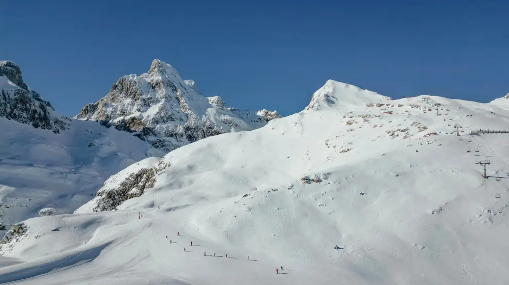 Aspecto que presentaba la estación de esquí de Candanchú a principios de esta semana, tras recibir nieve.