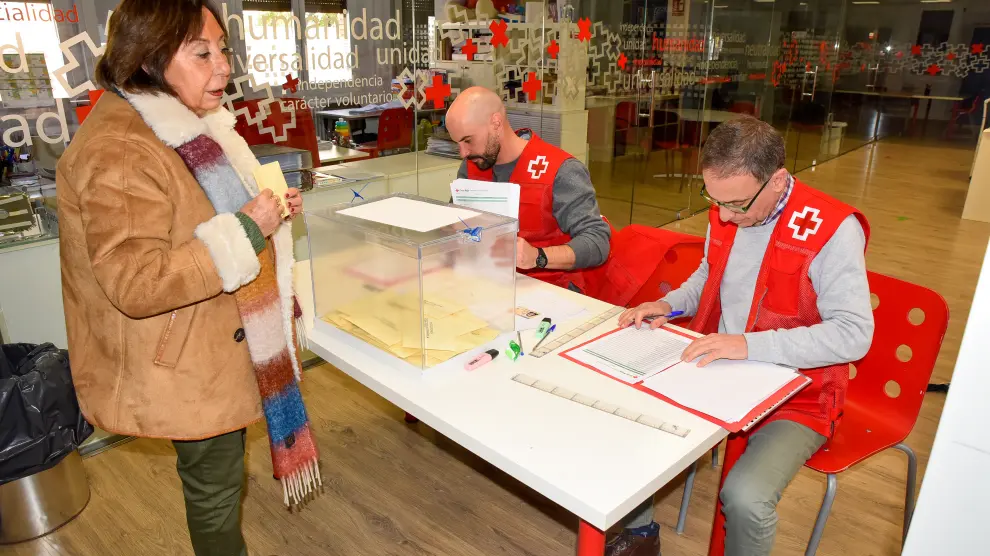 Una miembro de Cruz Roja Huesca ciudad, votando este sábado a los miembros del nuevo comité local.