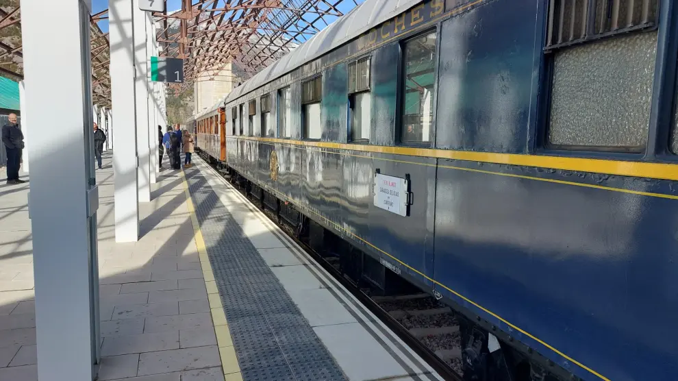 Uno de los vagones históricos del Tren Blanco, este sábado en la estación internacional de Canfranc.