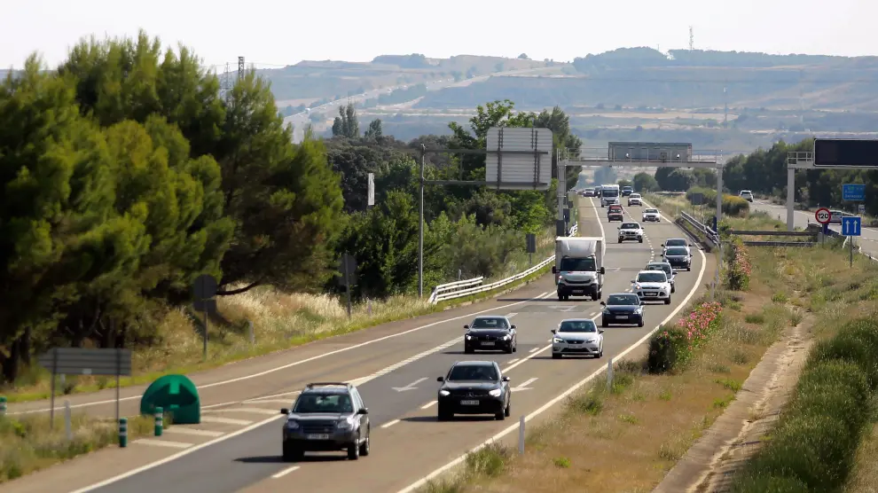 Coches circulando por la provincia de Huesca. El mercado automovilístico cerró el año pasado con descensos.