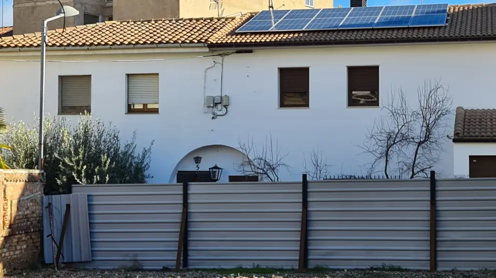 Casa con placas fotovoltaicas.