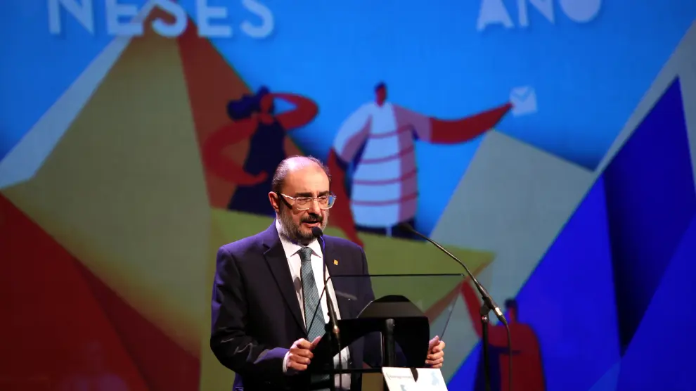 Javier Lambán, durante su discurso, en el Teatro Olimpia.