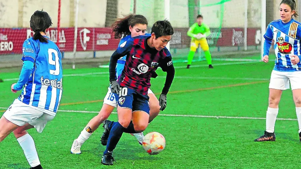 Akane conduce la pelota en posición de ataque durante el partido de ayer en San Jorge.