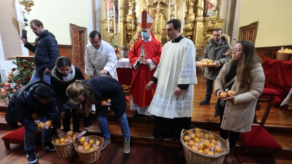 El obispo de Huesca, Julián Ruiz Martorell ha presidido la misa en honor a San Vicente, en la que no ha faltado el reparto de naranjas.