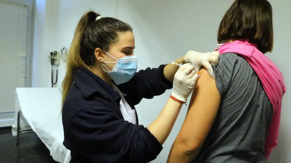 Foto de archivo de vacunación contra la covid en el Centro de Salud Pirineos de Huesca.