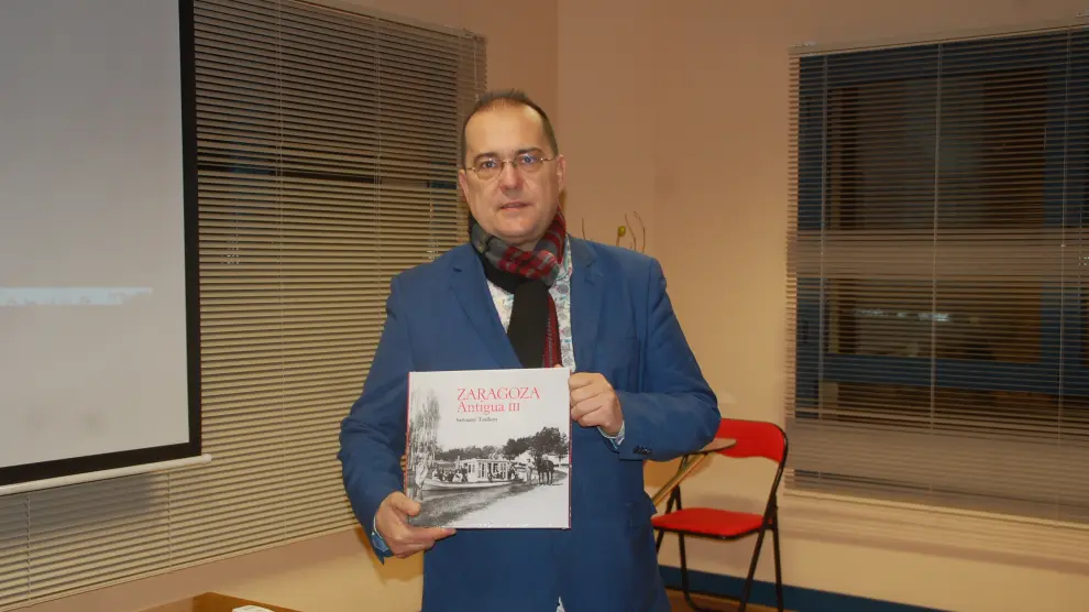 Salvador Trallero presentó el libro en la Casa de la Cultura de Sariñena.