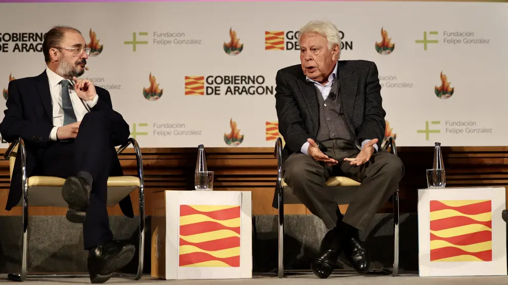 El expresidente del Gobierno Felipe González junto a Javier Lambán en el foro sobre incendios.