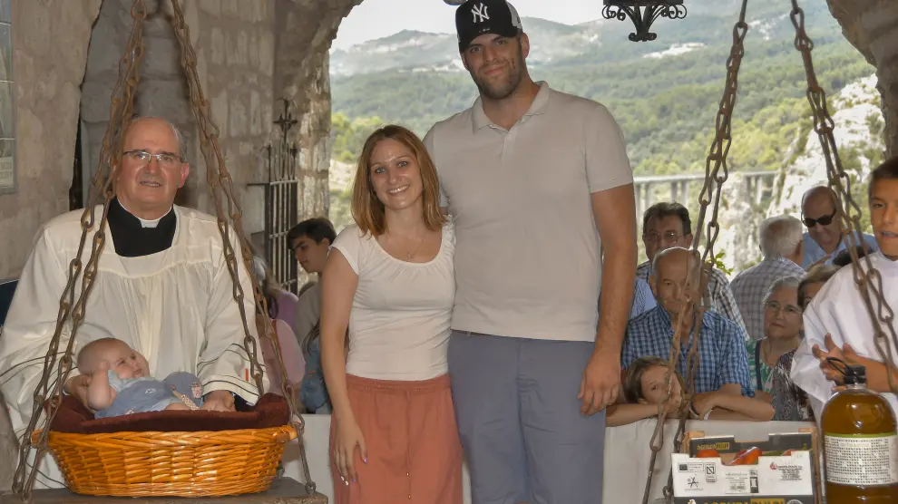 Familia Conchi Durán en el pesaje de su bebé este verano.