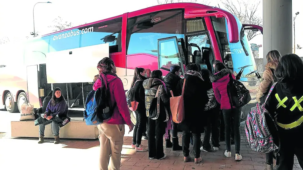 Viajeros a punto de coger un autobús, ayer en la Estación Intermodal de Huesca.
