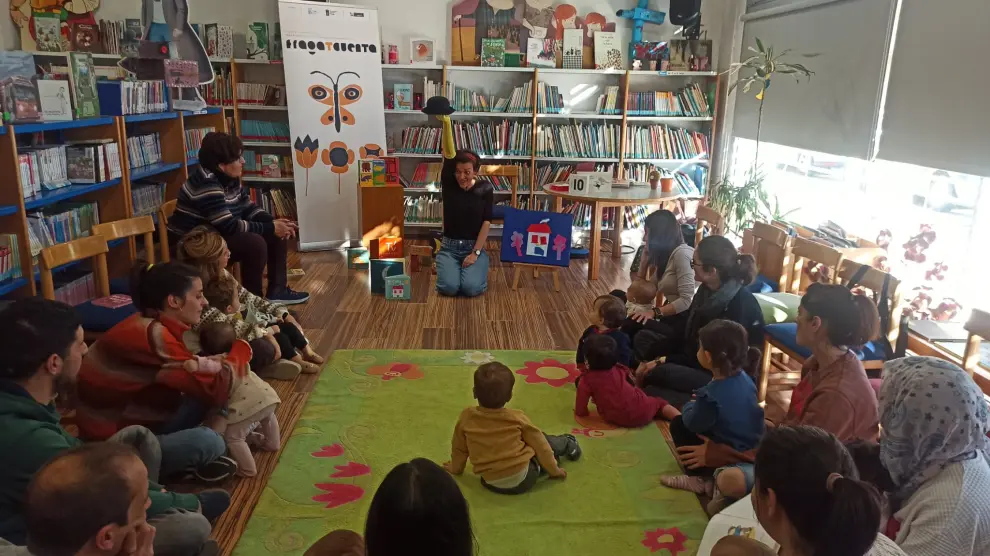 Soraya Herráez en el encuentro con niños y padres en la biblioteca infantil Gianni Rodari, de Fraga.