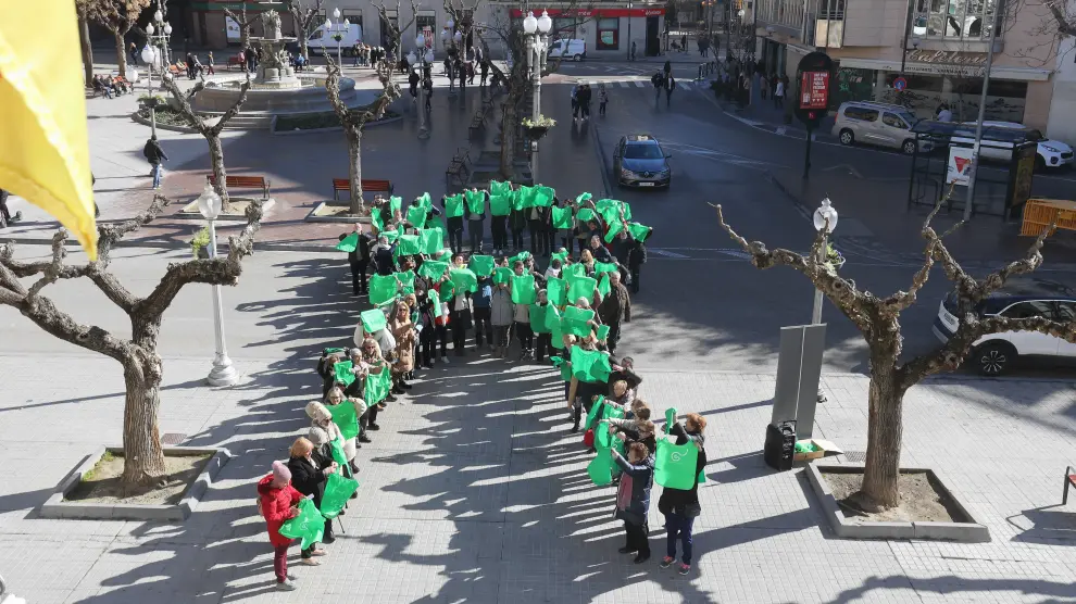 Un gran lazo verde conciencia en Huesca contra el cáncer.