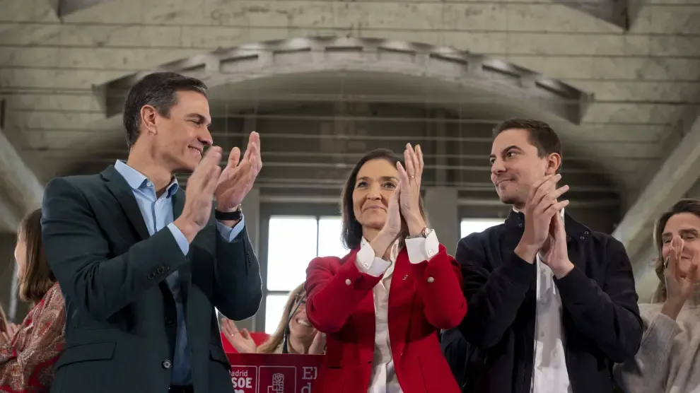 Reyes Maroto, arropada por el presidente del Gobierno, Pedro Sánchez, y el secretario general del PSOE-M, Juan Lobato.