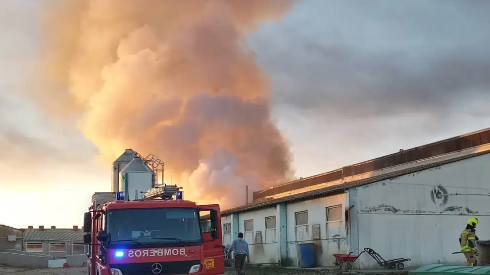 El incendio de la granja provocó una columna de humo.