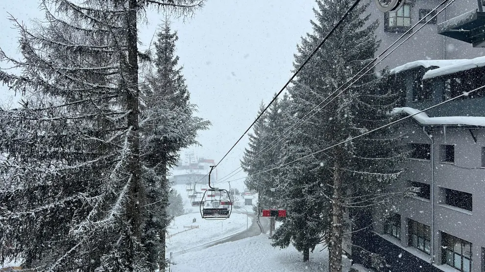 Nieve en la estación de esquí de Candanchú, este martes.