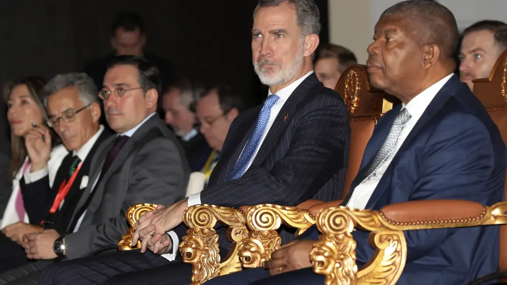 El rey Felipe VI junto a presidente angoleño, João Lourenço en el foro empresarial.