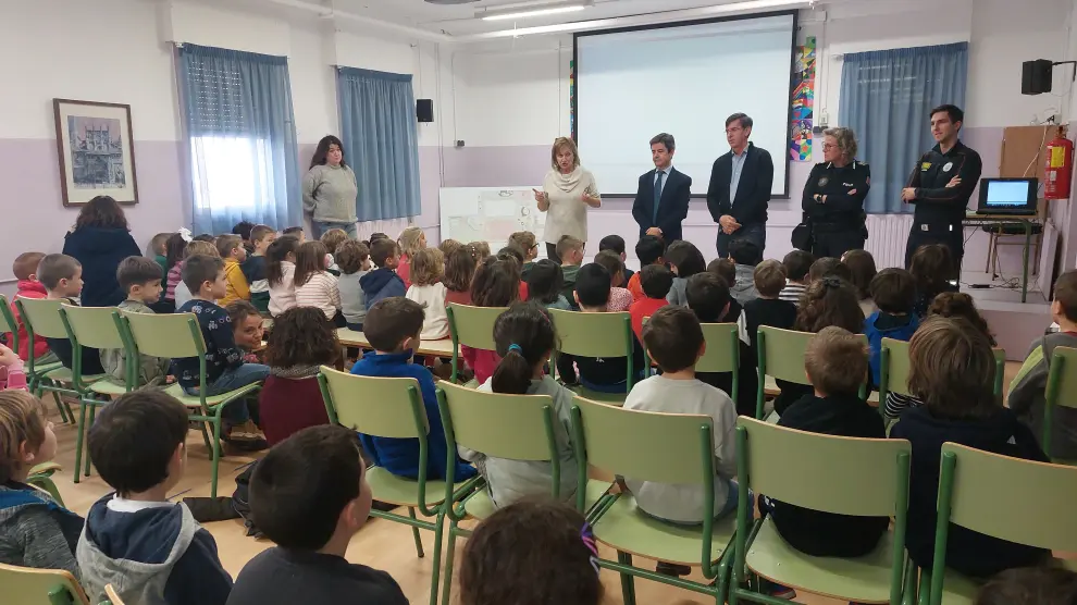 El alcalde de Huesca, Luis Felipe, durante el encuentro con alumnos y alumnas del CEIP Alcoraz.
