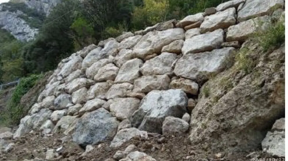Muros de contención reparados tras la crecida del río Escá.
