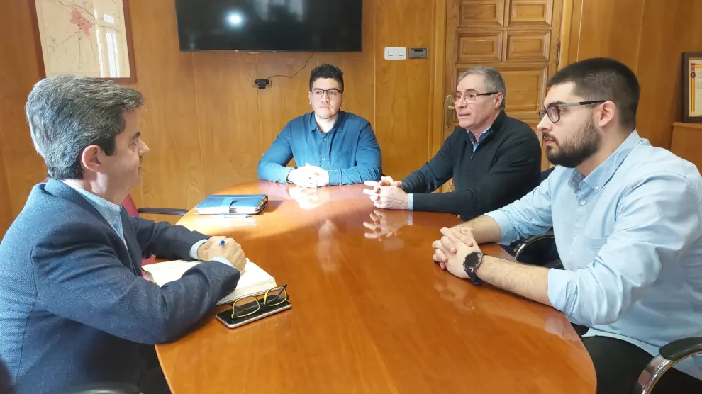 Un momento del encuentro entre el alcalde de Huesca y los cocineros del Lillas Pastia.