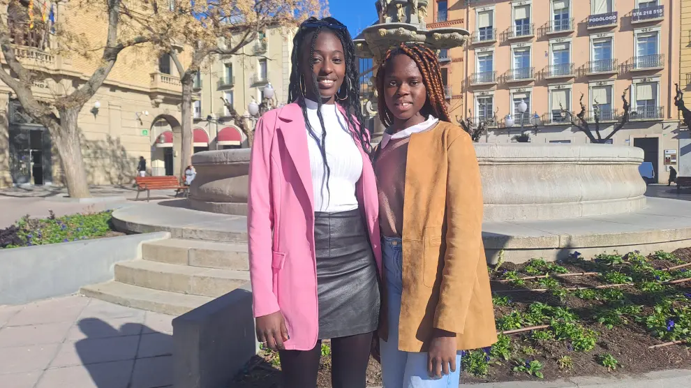 Mariama Ladiane (izquierda) y Ndeye Mareme Diop son las fundadoras de la Asociación Juvenil Senegalesa.