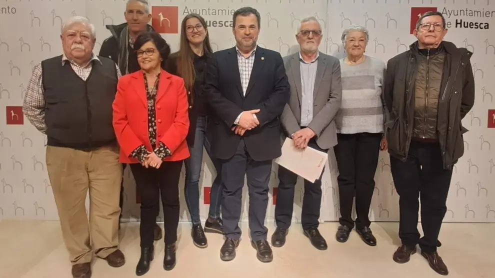 El concejal de Ciudadanos José Luis Cadena y representantes de la Plataforma del Voluntariado de Aragón.