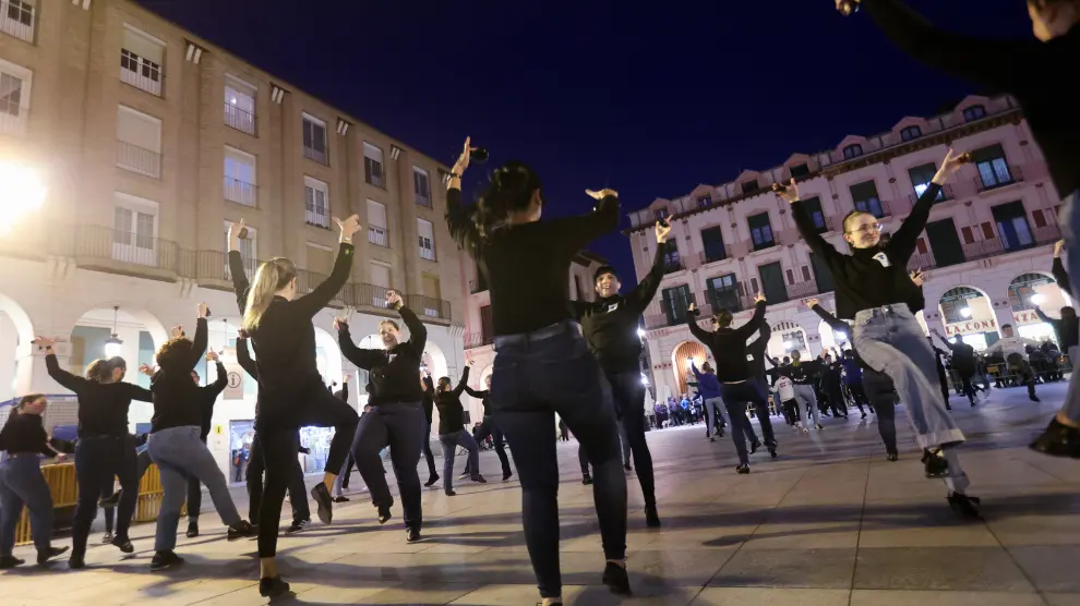 Un momento de la ‘flashmob’ en la plaza Luis López Allué.