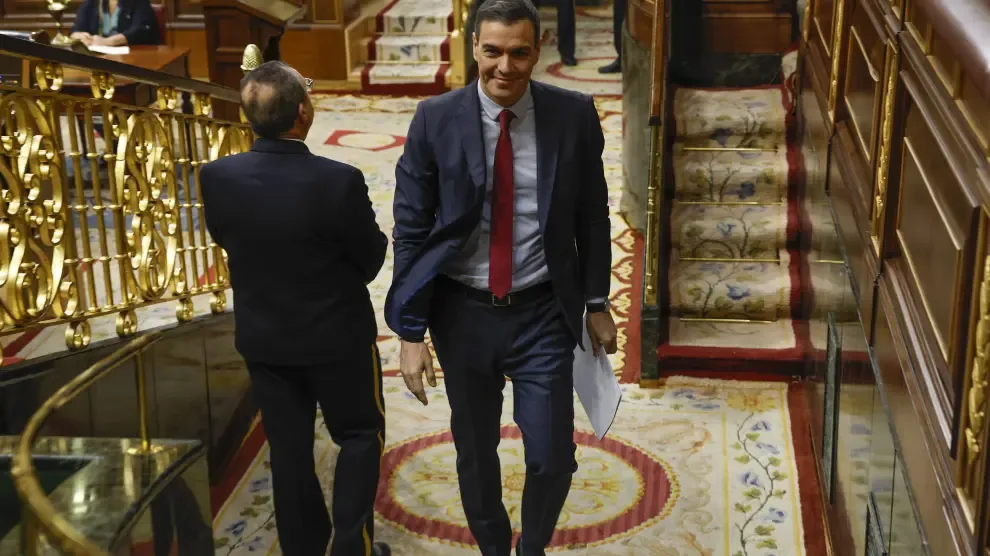 El presidente del Gobierno, Pedro Sánchez, en el momento de abandonar este miércoles el hemiciclo.